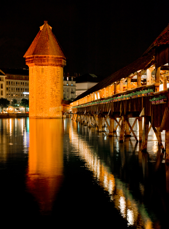 Luzern_2_Chapel Bridge and Water Tower at night.jpg